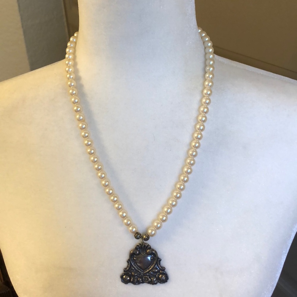 Vintage faux pearl pendant necklace